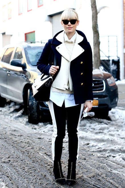 Thay vì legging, hãy chọn cho mình những kiểu quần bó, bởi vì quần bó sẽ rất gọn mắt với boots để giữ ấm cho chân