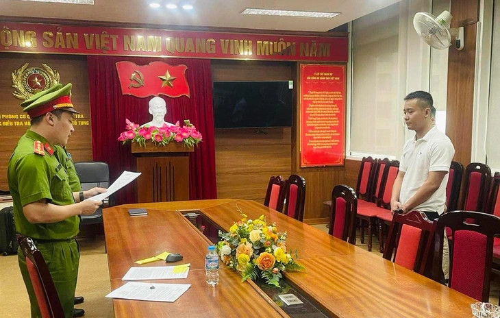 CQĐT tống đạt các quyết định tố tụng với Quang Linh.