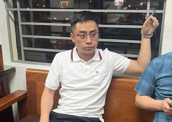 Đối tượng Bùi Đình Khánh đã bị công an bắt giữ vào lúc 22h15 ngày 18/4. Ảnh Công an cung cấp. Đối tượng Bùi Đình Khánh đã bị công an bắt giữ vào lúc 22h15 ngày 18/4. Ảnh Công an cung cấp.