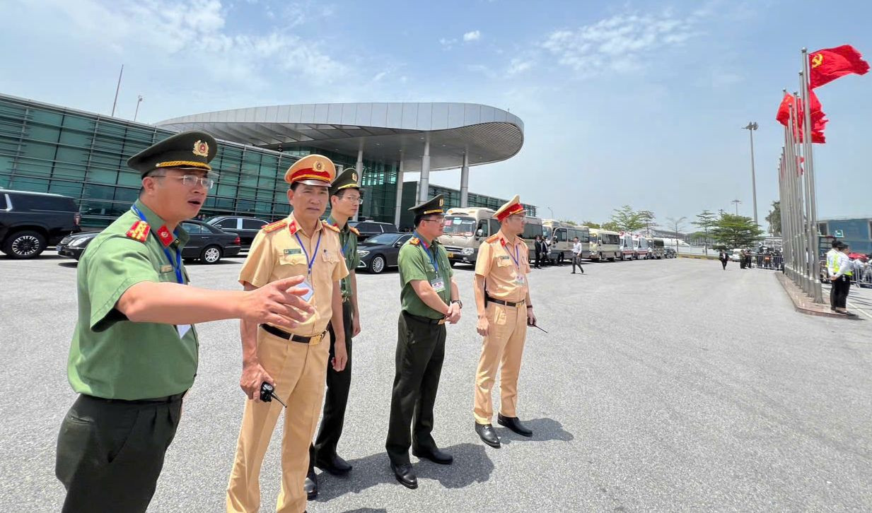 Đại tá Nguyễn Thành Long, Phó Giám đốc Công an TP Hà Nội đã trực tiếp kiểm tra công tác đảm bảo an ninh an toàn. Đại tá Nguyễn Thành Long, Phó Giám đốc Công an TP Hà Nội đã trực tiếp kiểm tra công tác đảm bảo an ninh an toàn.