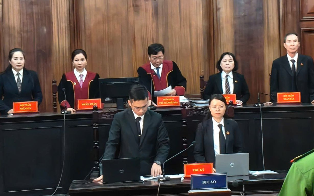 HĐXX tuyên án các bị cáo trong vụ khai thác cát lậu xảy ra tại Công ty đầu tư Trung Hậu 68 và các đơn vị liên quan. Ảnh: Tân Châu HĐXX tuyên án các bị cáo trong vụ khai thác cát lậu xảy ra tại Công ty đầu tư Trung Hậu 68 và các đơn vị liên quan. Ảnh: Tân Châu