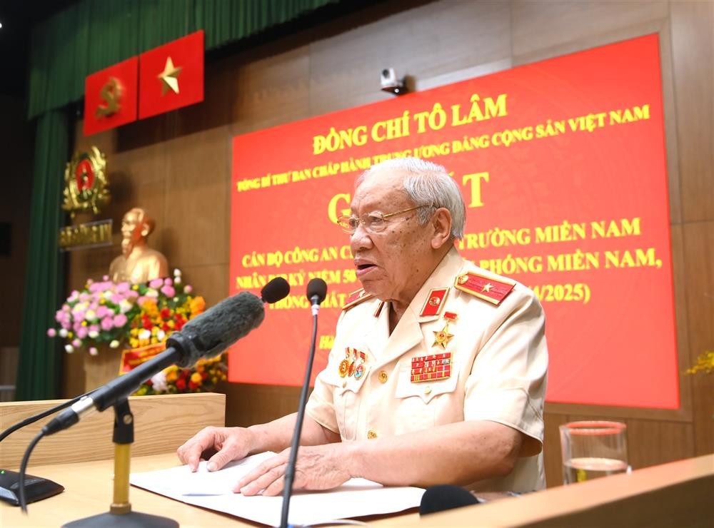 Thiếu tướng Phan Văn Lai, Trưởng Ban liên lạc cán bộ Công an chi viện chiến trường miền Nam thời kỳ kháng chiến chống Mỹ, cứu nước, phát biểu tại buổi gặp mặt.