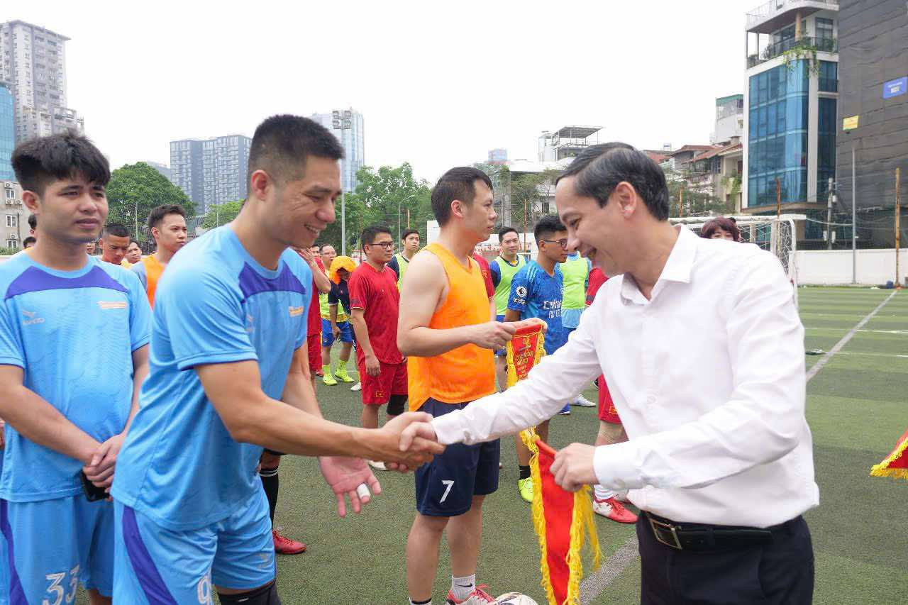 Đồng chí Nguyễn Thanh Tùng, Phó bí thư chuyên trách Đảng uỷ cơ quan Trung ương Đoàn đến dự và trao cờ lưu niệm cho các đội bóng.