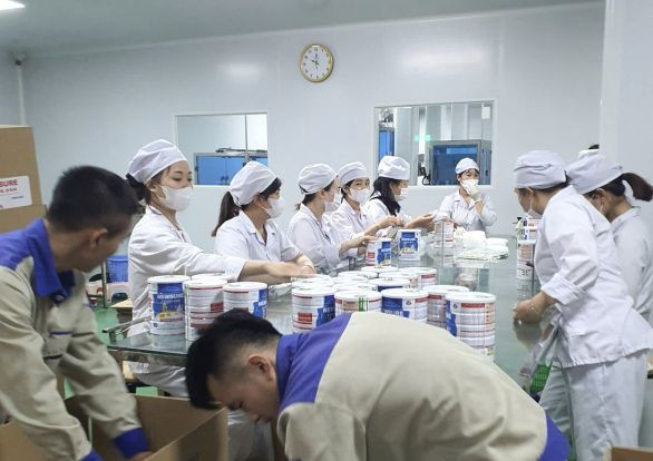 Cận cảnh công nhân đóng hộp thành phẩm tại cơ sở sản xuất, chuẩn bị tung ra thị trường tiêu thụ. Ảnh CAND Cận cảnh công nhân đóng hộp thành phẩm tại cơ sở sản xuất, chuẩn bị tung ra thị trường tiêu thụ. Ảnh CAND