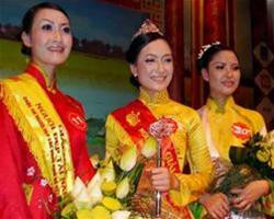 Hoàng Thị Lê Phương (giữa); Lê Thị Thu - Người đẹp tài năng (trái) và Nguyễn Mai Thu