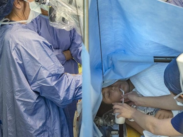 Cô gái vẫn bình thản sử dụng smartphone trong lúc đang phẫu thuật não ảnh 1