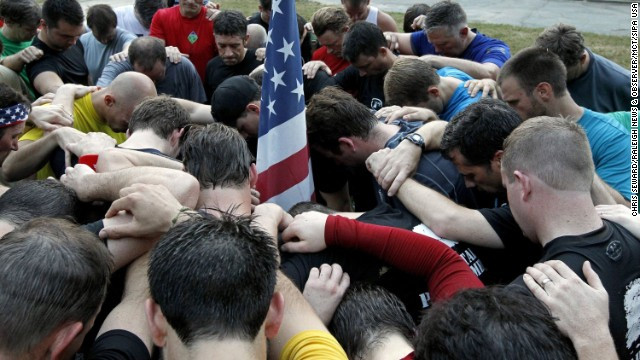 Nhóm thanh niên Mỹ cùng nhau cầu nguyện cho các nạn nhân thiệt mạng trong vụ khủng bố 