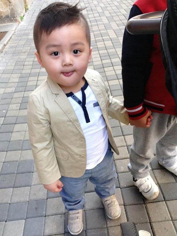 Mẹ Tommy tâm sự cô đã bắt đầu chụp hình con mình khi còn rất nhỏ và đến khi 1 tuổi, Tommy đã thành thục với việc tạo dáng trước ống kính