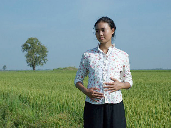 Nương mang thai, cô cùng cha lên bờ sống. Cô hứa đứa con mình sinh ra sẽ được đi học, được yêu thương