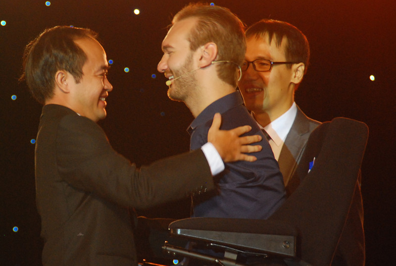 Doanh nhân Nguyễn Cảnh Chân suốt mấy năm mơ được ôm Nick, giờ đã toại nguyện