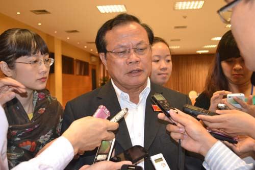 Bí thư Thành ủy Hà Nội Phạm Quang Nghị trả lời phỏng vấn báo chí bên hành lang Quốc hội về vụ thẩm mỹ viện Cát Tường. Bí thư Thành ủy Hà Nội Phạm Quang Nghị trả lời phỏng vấn báo chí bên hành lang Quốc hội về vụ thẩm mỹ viện Cát Tường