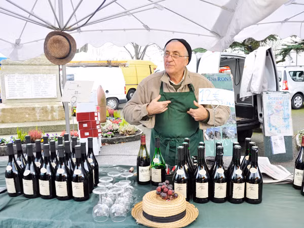 Lão nông Bertrand mời phóng viên Tiền Phong nếm rượu vang tại chợ biên giới Ferney Voltaire