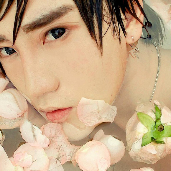 Yutakis rất thích chụp hình và tự gọi mình là Professional Self - portrait Photographer