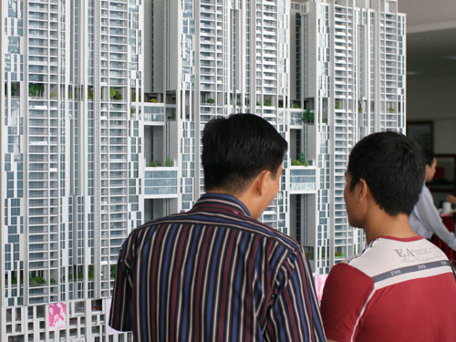 Giá giảm, khách vẫn ngập ngừng.