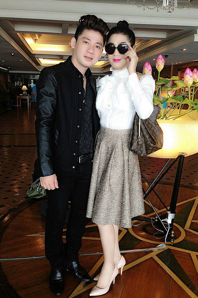 Bạn trai mỹ nhân chuyển giới luôn bên cạnh người yêu