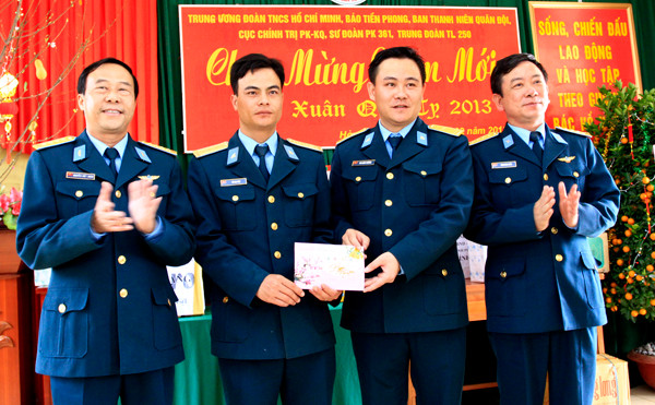 Đại tá Nguyễn Viết Xuân, Phó chủ nhiệm chính trị Quân chủng PKKQ tặng quà động viên các chiến sỹ làm nhiệm vụ trong dịp Tết