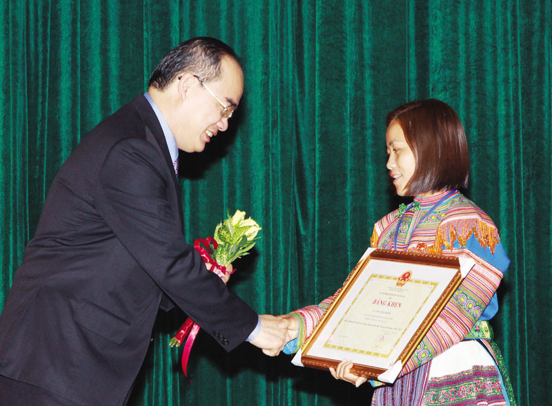 Ông Nguyễn Thiện Nhân, Ủy viên Bộ Chính trị, Chủ tịch Ủy ban Mặt trận Tổ quốc Việt Nam, chúc mừng các nhà giáo tiêu biểu toàn quốc. Ảnh: Nguyễn Dân (TTXVN)