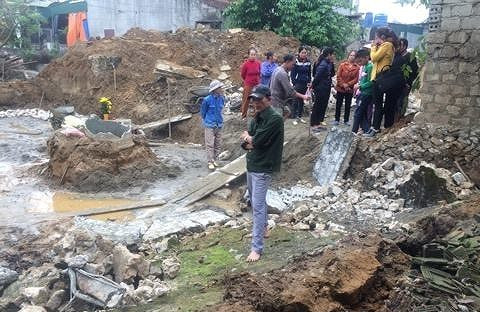 Bức tường làm bằng sò đổ sập khiến 2 người thương vong ảnh 1