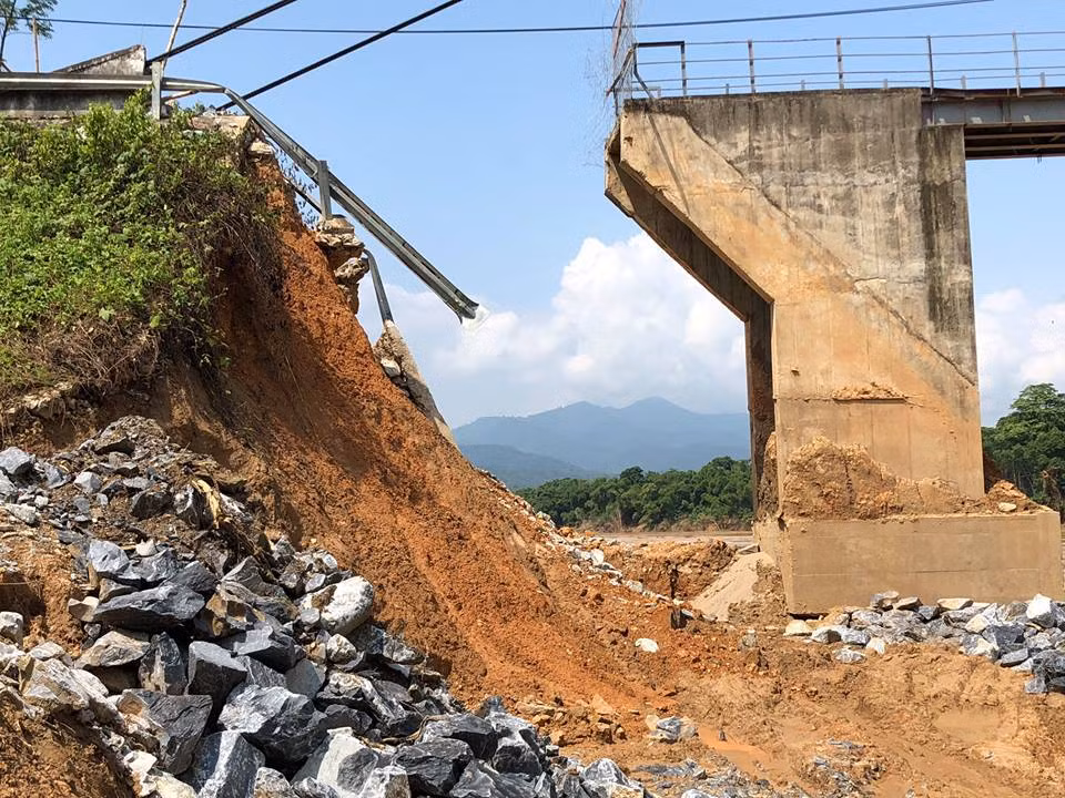 Trao quà trị giá gần 500 triệu đồng hỗ trợ học sinh vùng lũ ảnh 1