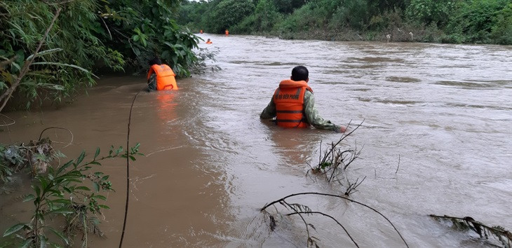 Tìm kiếm người đàn ông bị nước lũ cuốn trôi khi đi qua đập tràn ảnh 1
