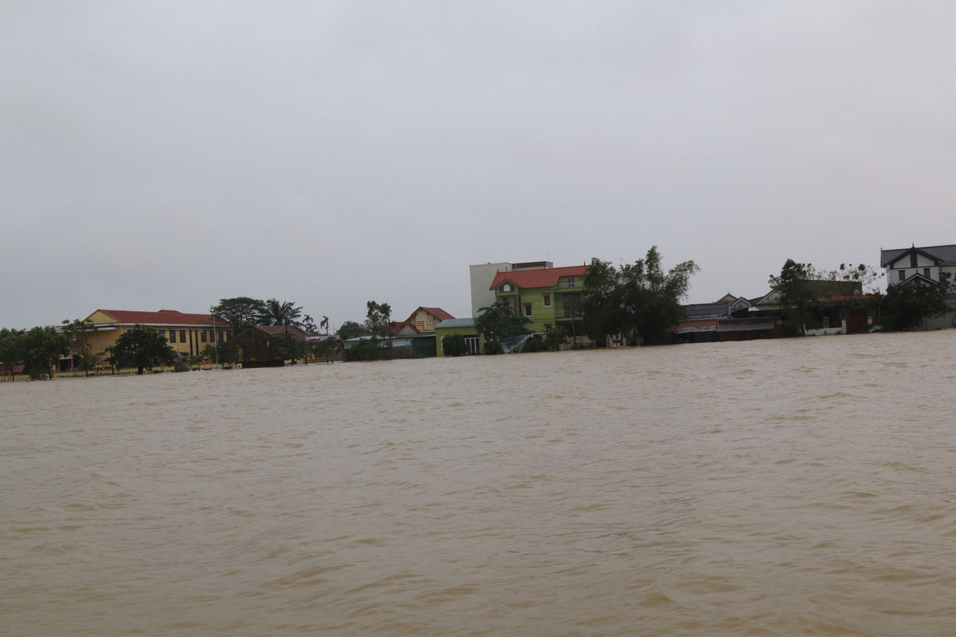 Lũ vây tứ bề: Lệ Thủy, Quảng Bình chìm trong biển nước ảnh 6