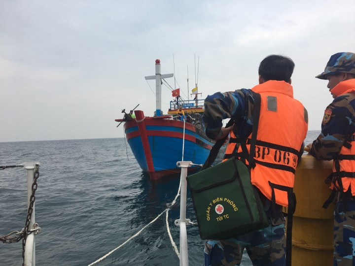 Hơn 20 giờ cứu nạn tàu cá gặp nạn trên biển ảnh 1