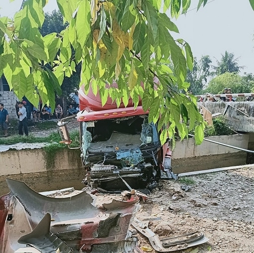 Xe đầu kéo mất lái 'bay' qua kênh thủy lợi ảnh 1