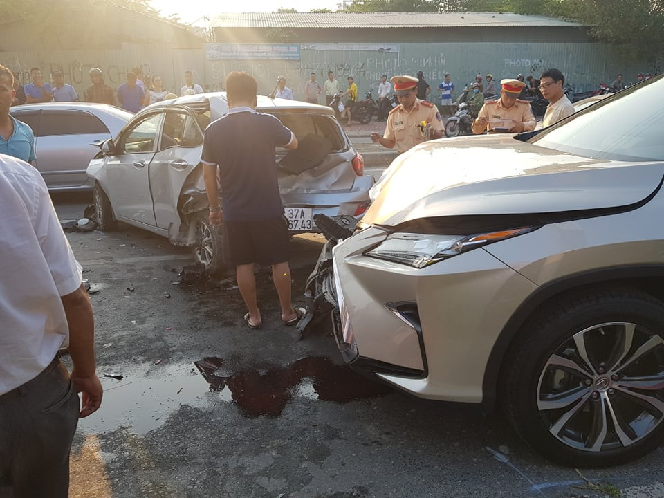 Ô tô 'điên' tông hàng loạt xe dừng đèn đỏ ảnh 3