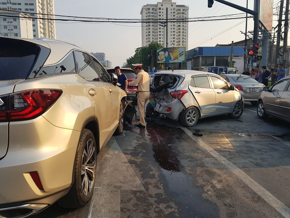 Ô tô 'điên' tông hàng loạt xe dừng đèn đỏ ảnh 1