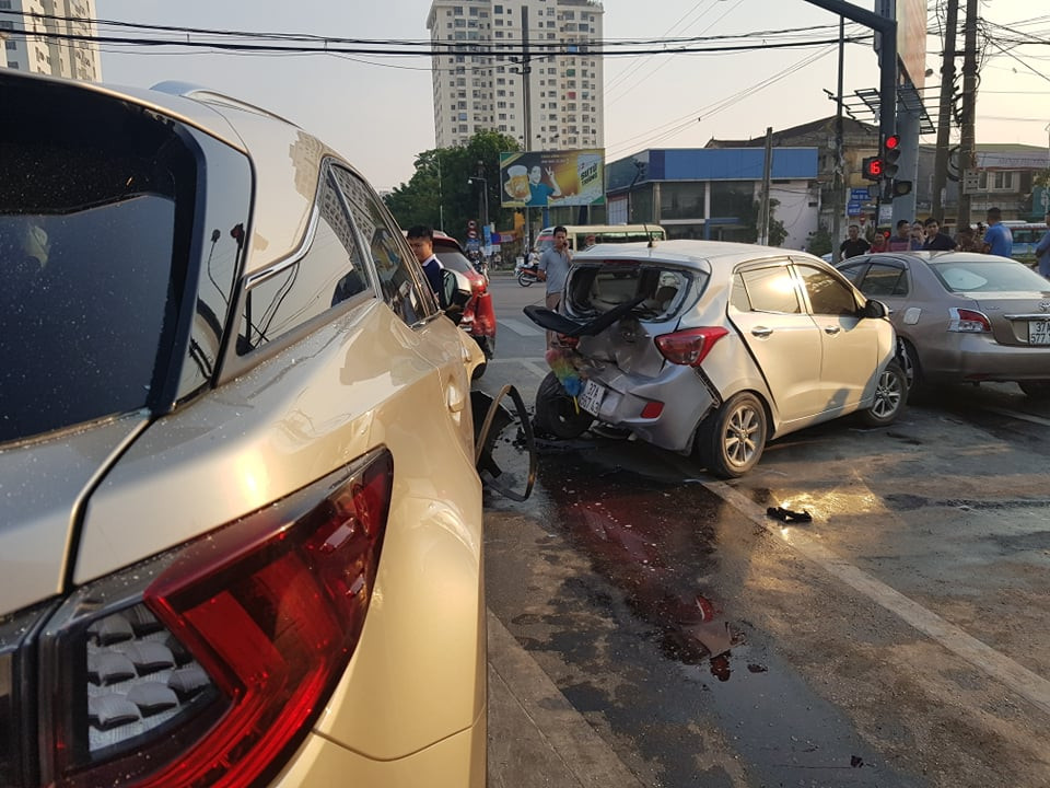 Ô tô 'điên' tông hàng loạt xe dừng đèn đỏ ảnh 2