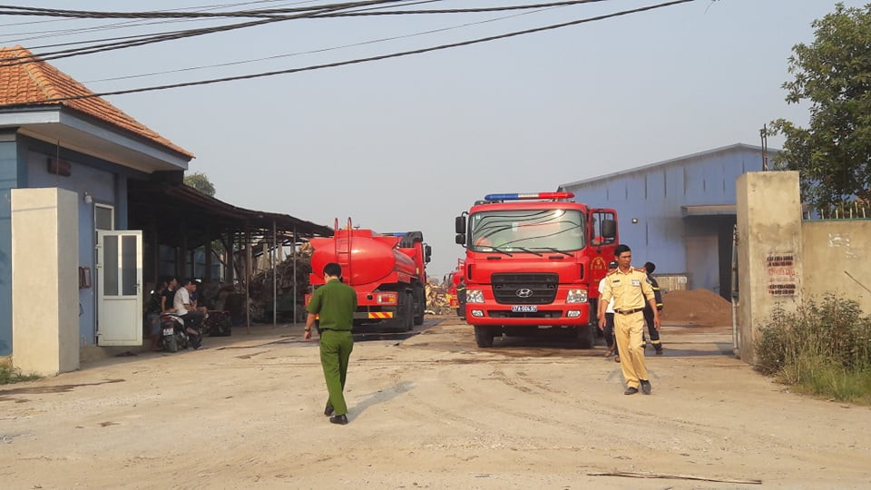 Huy động 5 xe chữa cháy khống chế ngọn lửa nghi ngút trong xưởng chế biến than ảnh 3