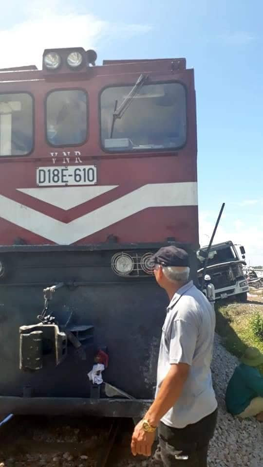 Chết máy trên đường sắt, xe bồn bị tàu hỏa húc văng ảnh 2