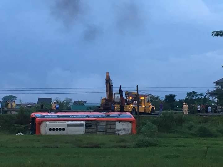 Xe khách lật bên lề đường lúc rạng sáng, 1 người chết, 20 người bị thương ảnh 2