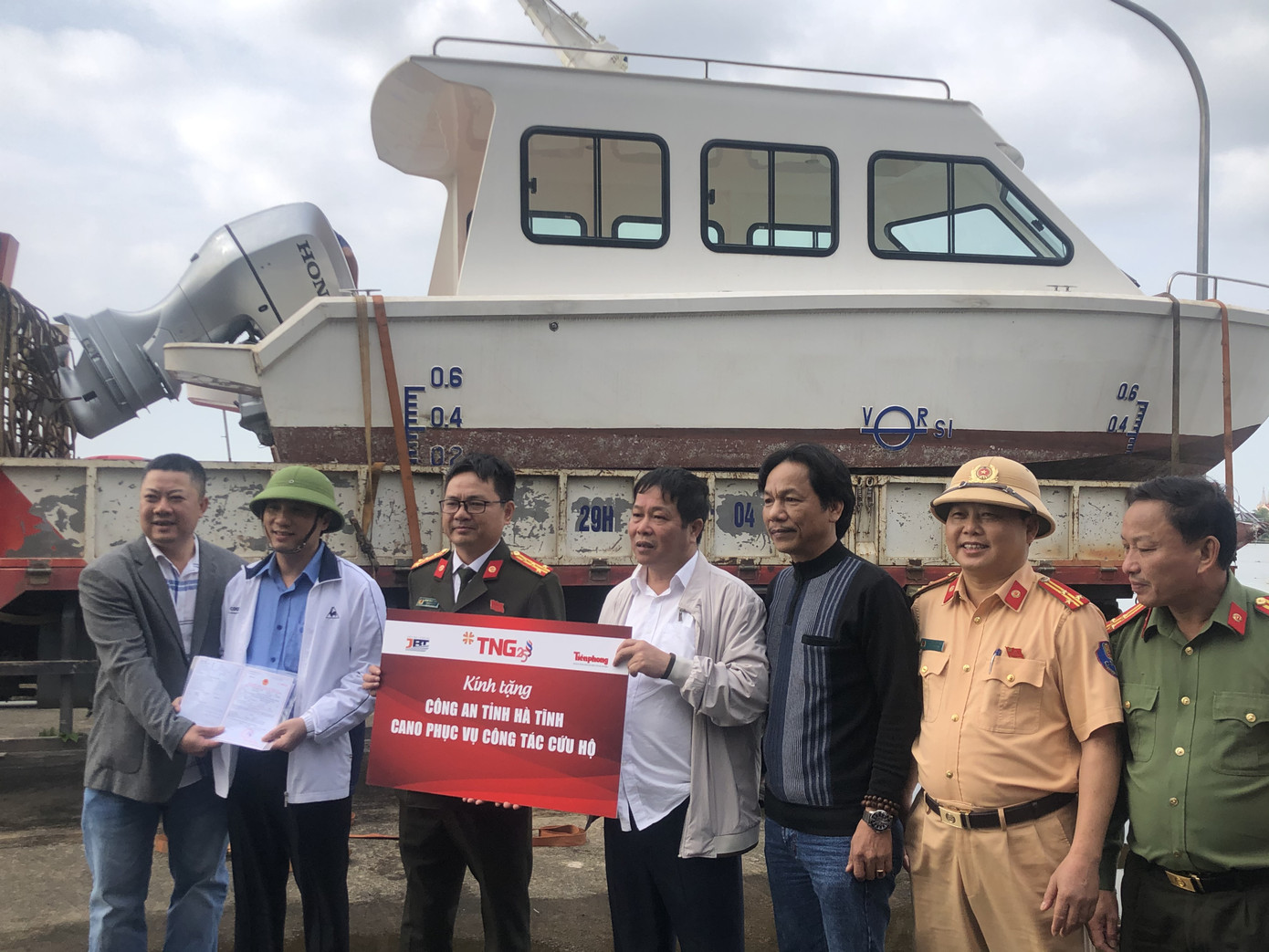 Bí thư Hà Tĩnh tiếp nhận cano cứu hộ, cứu nạn người dân vùng lũ ảnh 1