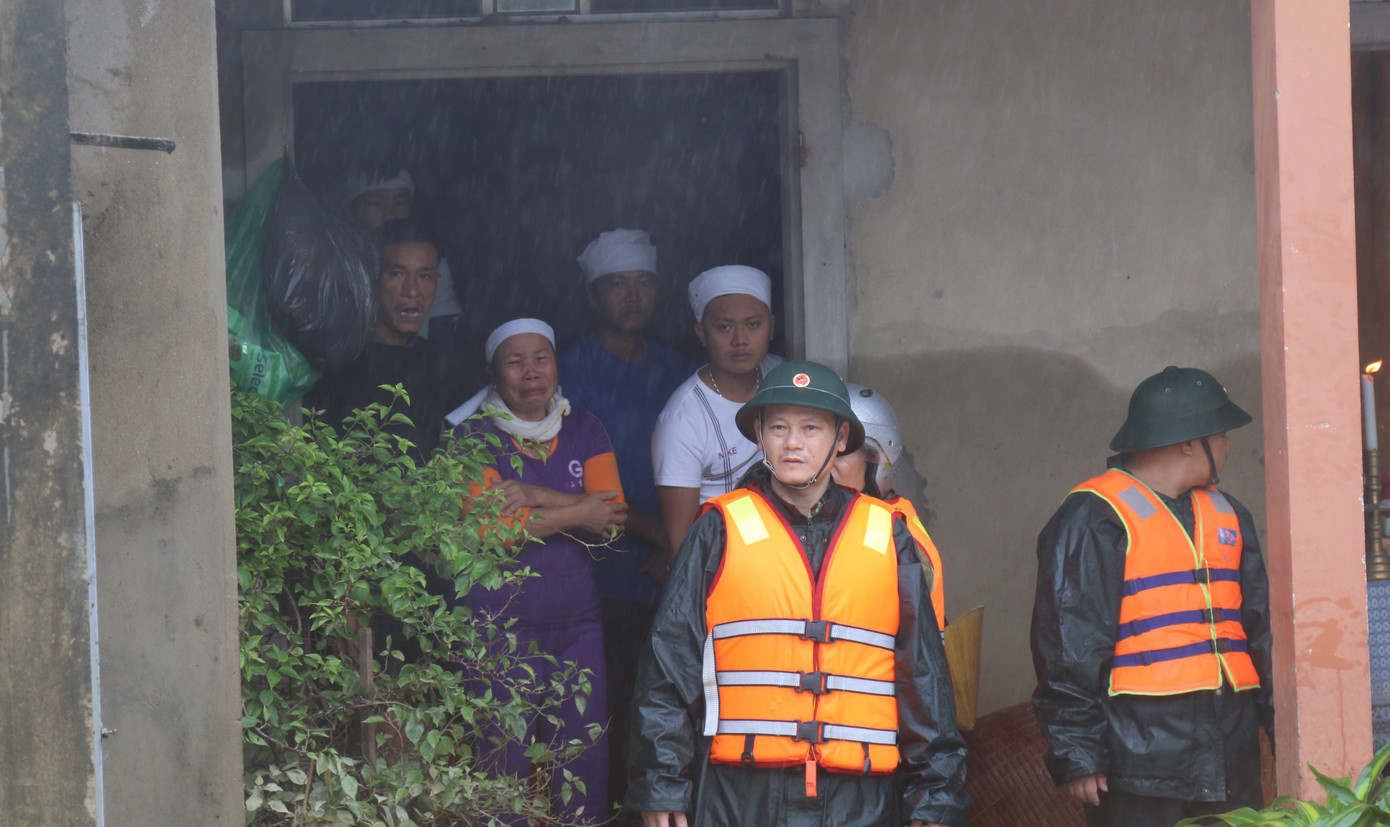 Vợ đau đớn nhìn quan tài chồng trong căn nhà ngập nước ảnh 5