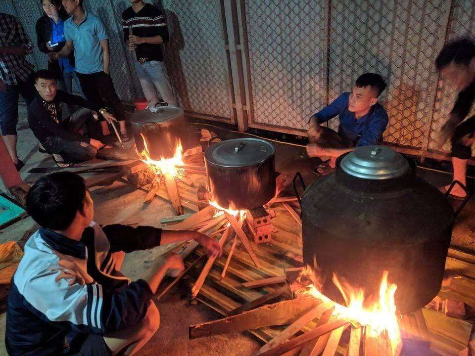 Ấm lòng những nồi bánh chưng cứu đói dân vùng lũ ảnh 3