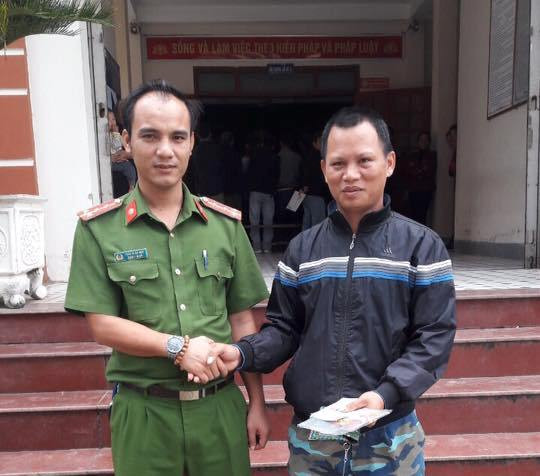 Đại úy Công an trả lại tiền và dây chuyền vàng cho người đánh rơi ảnh 1