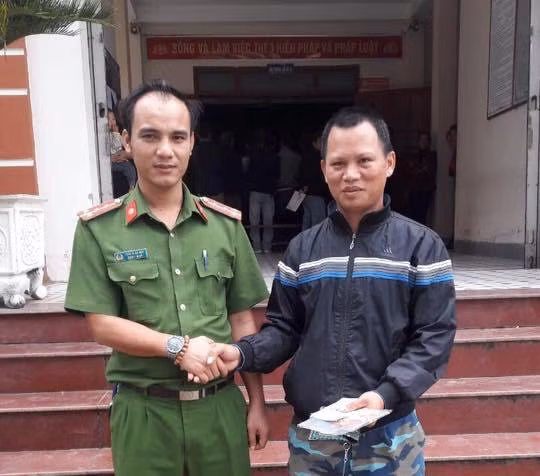 Đại úy Công an trả lại tiền và dây chuyền vàng cho người đánh rơi ảnh 1