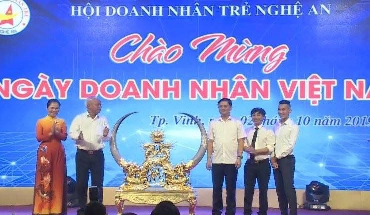 Thực hư đấu giá cặp sừng bò nghi là ‘động vật hoang dã’ ảnh 1