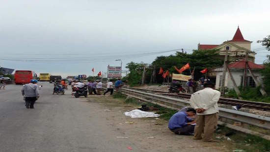 Băng qua đường sắt, hai mẹ con thương vong ảnh 1