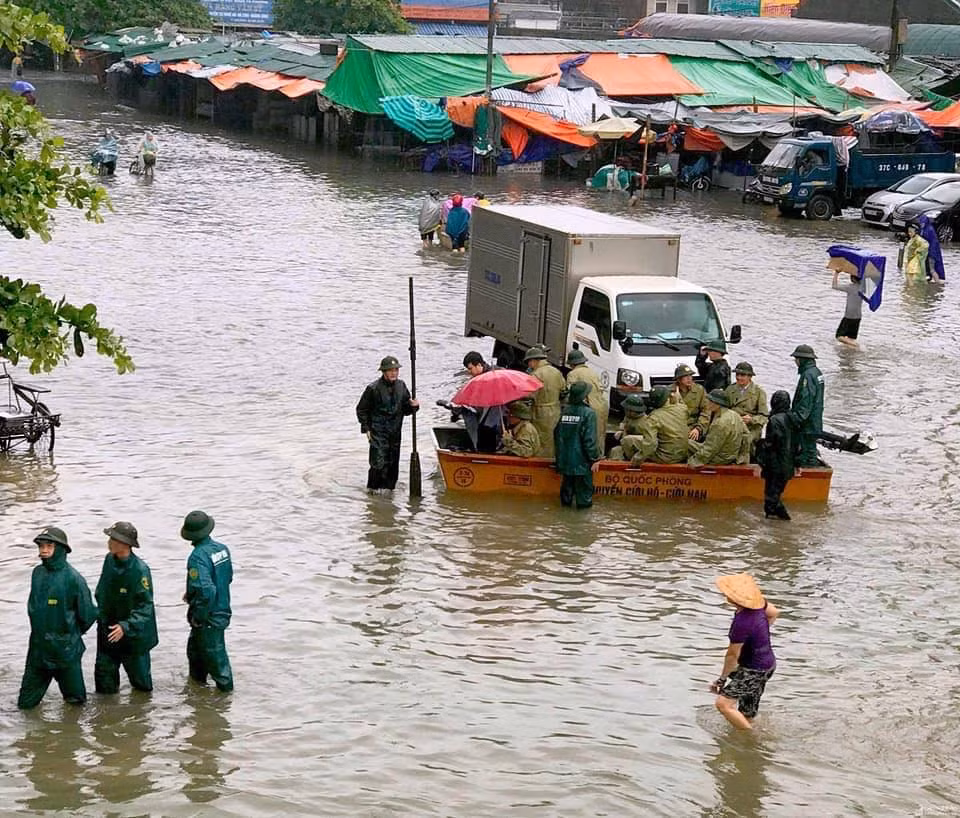 Bộ đội vượt lũ cứu hộ người dân TP Vinh giữa mưa trắng trời ảnh 8