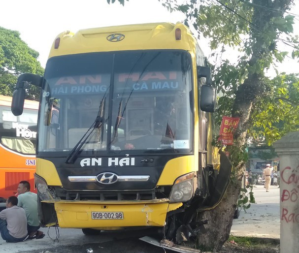 Xe giường nằm chở 24 hành khách tai nạn liên hoàn trên quốc lộ 1A ảnh 1