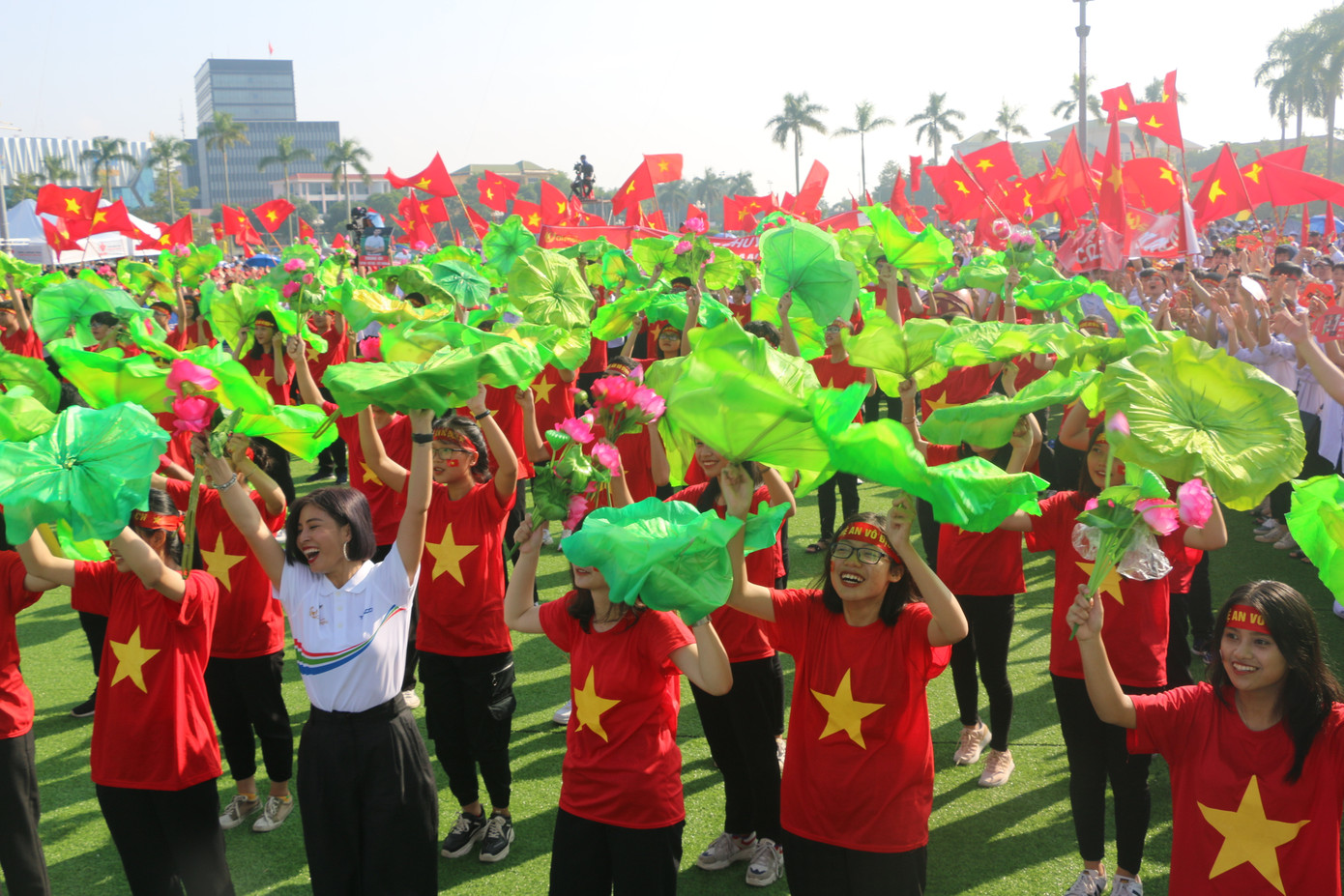 Giọt nước mắt hạnh phúc của Hiệu trưởng trường chuyên Phan Bội Châu ảnh 1