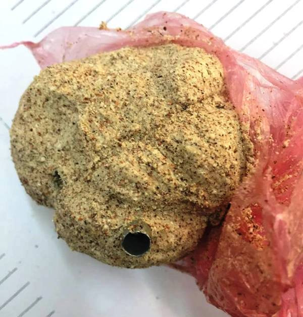 Kinh hoàng phát hiện quả mìn gần phát nổ dưới gầm ô tô ảnh 1