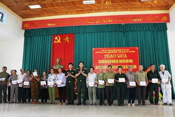 Tổng cục Chính trị QĐND tri ân Mẹ Việt Nam anh hùng tại Nghệ An ảnh 2