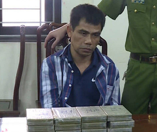 Mang súng K59 đã lên đạn đi vận chuyển 12 bánh heroin ảnh 1