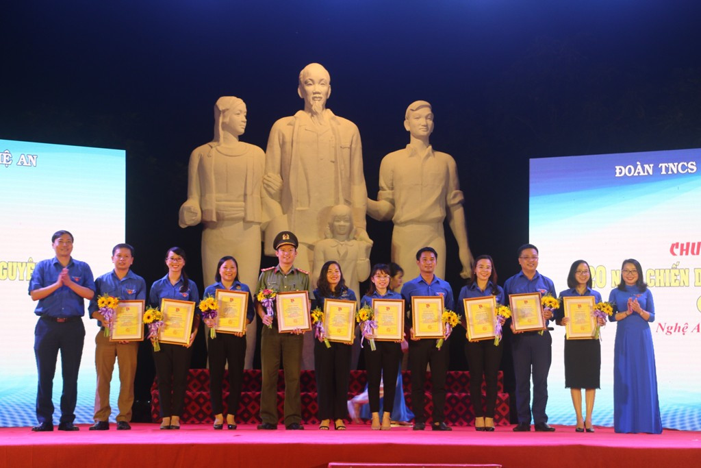 Hàng vạn thanh niên Nghệ An tham gia tình nguyện hè trong 20 năm ảnh 4