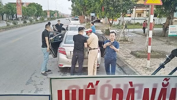 Giải cứu 2 cô gái đang lừa bán sang Trung Quốc ảnh 1