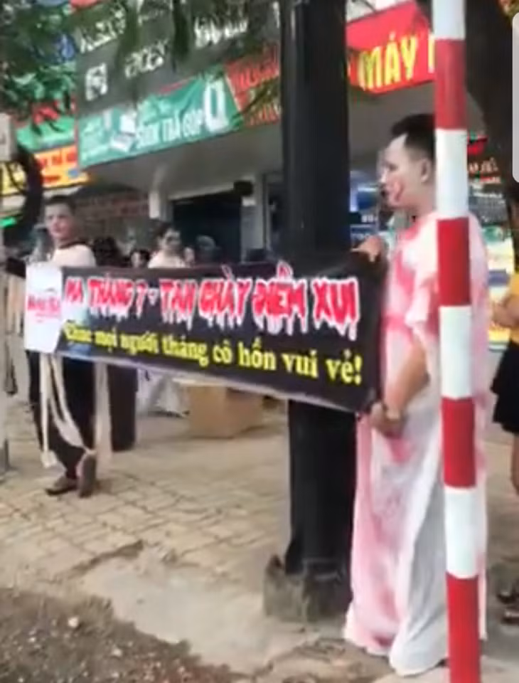 Xôn xao nhóm người hóa trang ma quỷ nhảy trên quốc lộ 1A ảnh 1