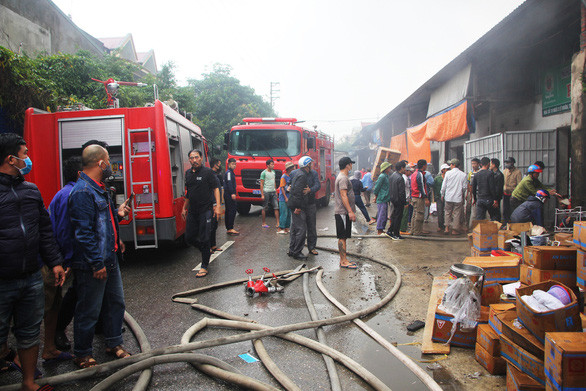Cháy lớn ở kho chứa hàng tết chợ Vinh ảnh 6